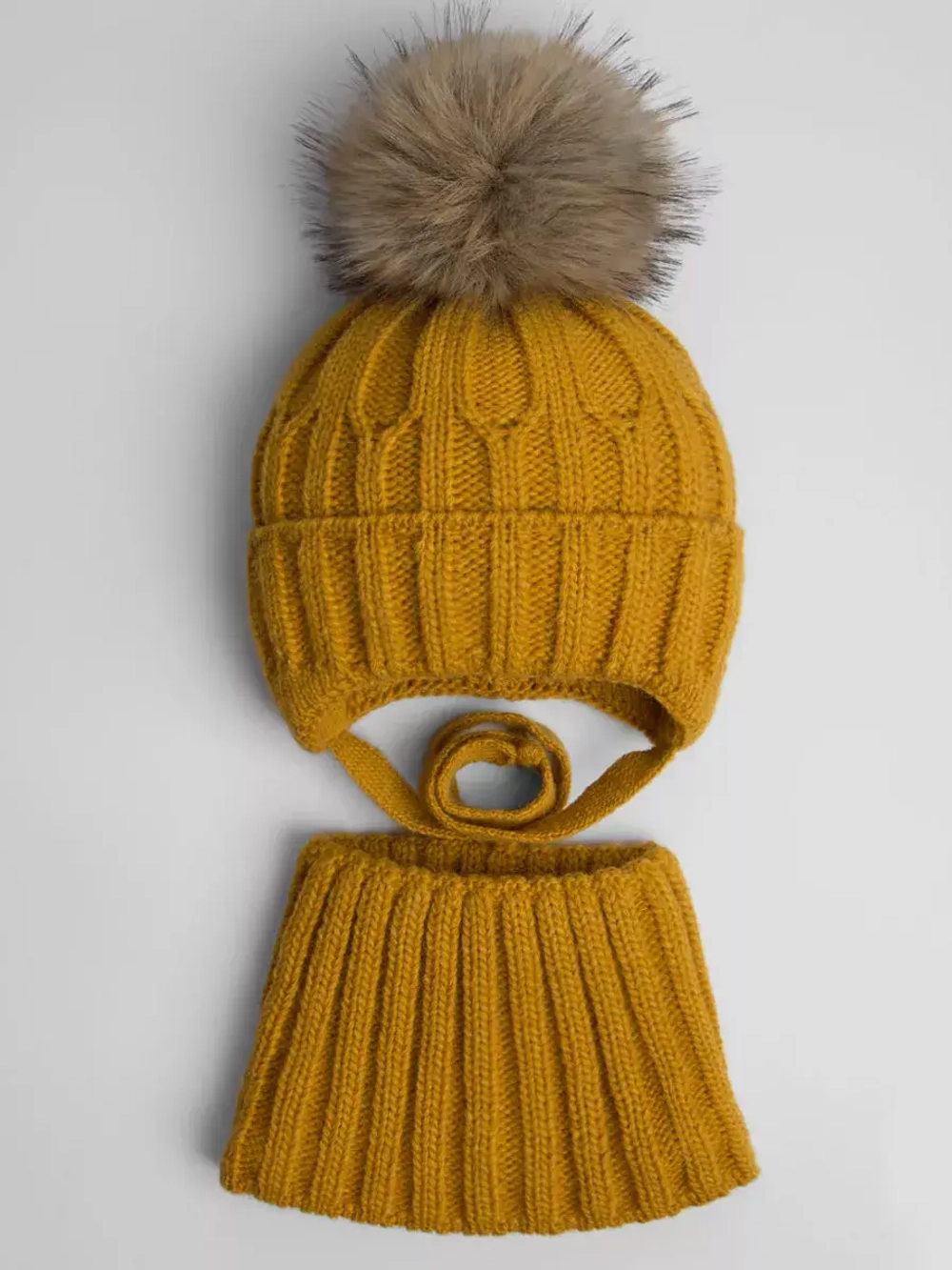 Шапка зимняя для мальчика на завязках и снуд