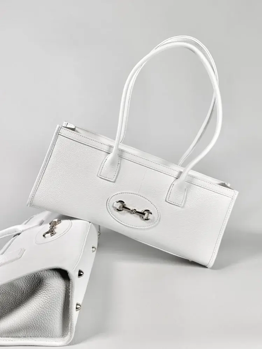 Женская сумка-багет из натуральной кожи белого цвета