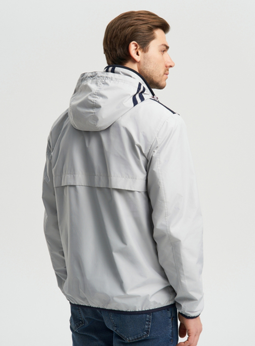 Мужская спортивная ветровка с капюшоном на резинке серого цвета.