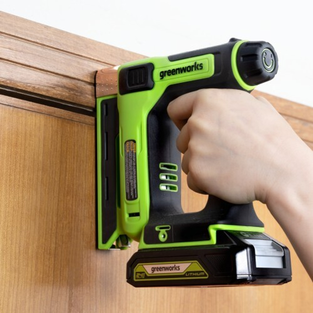 Степлер аккумуляторный GREENWORKS G24CS10 24V, АКБ 2Ач и ЗУ 3400107CUA