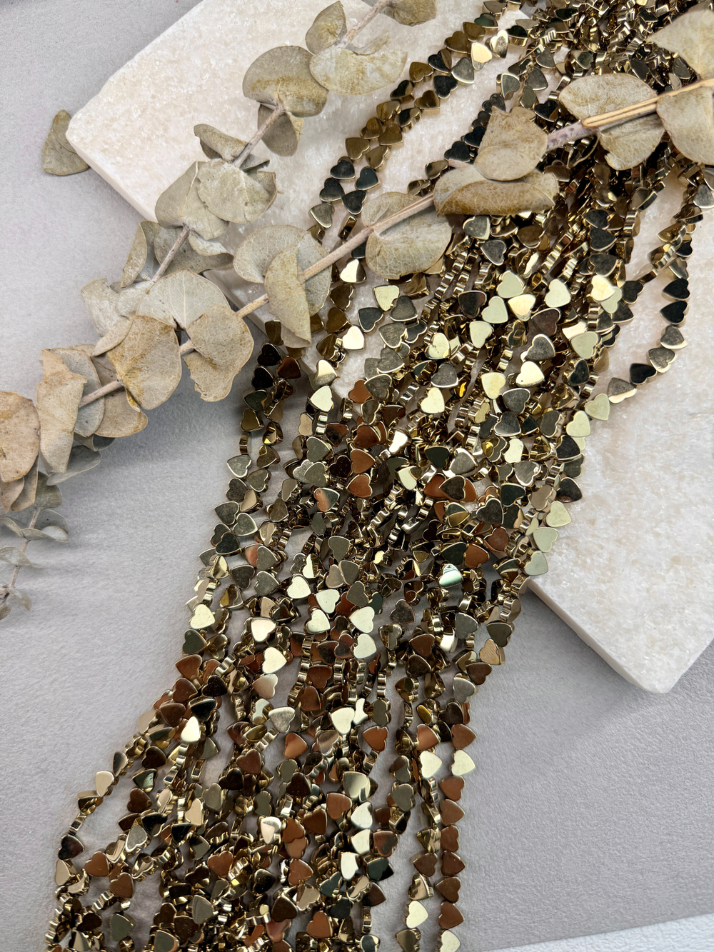 Гематит сердце, светлое золото, 6 мм, нить 40 см