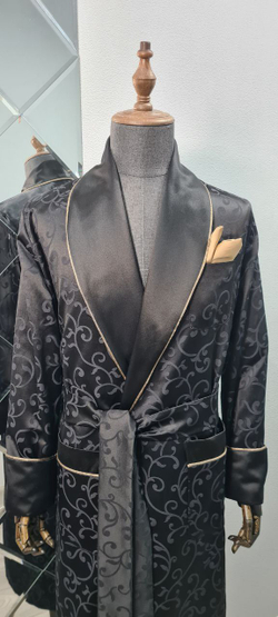 Халат из облегченного жаккарда с атласными бортами