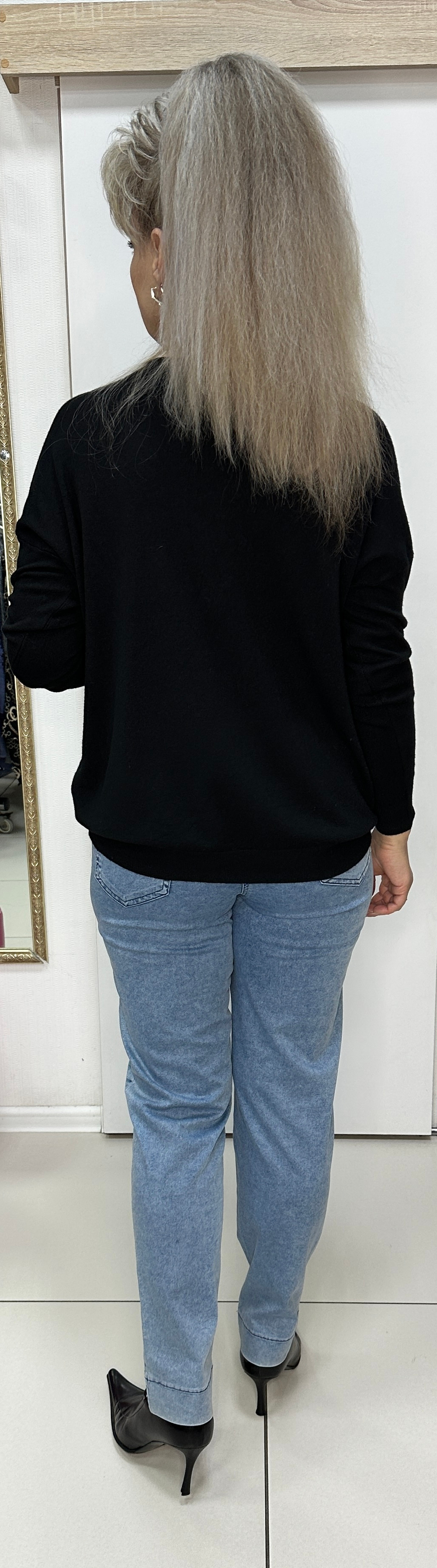 Черный джемпер с ярким принтом по лицевой стороне