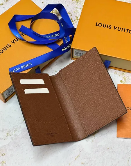 Обложка для паспорта Louis Vuitton Monogram коричневый