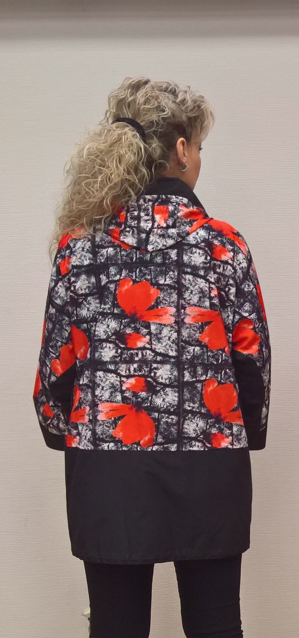 Черная куртка с принтом в виде красных маков