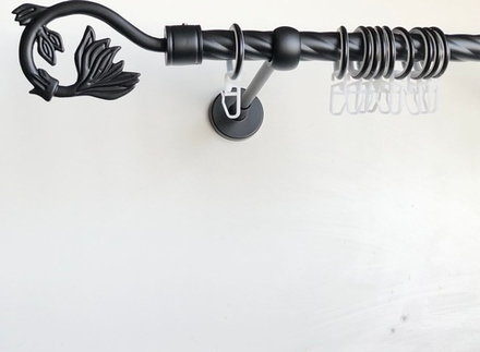 Карниз кованый витой для штор Крокус d20 однорядный, цвет черный матовый
