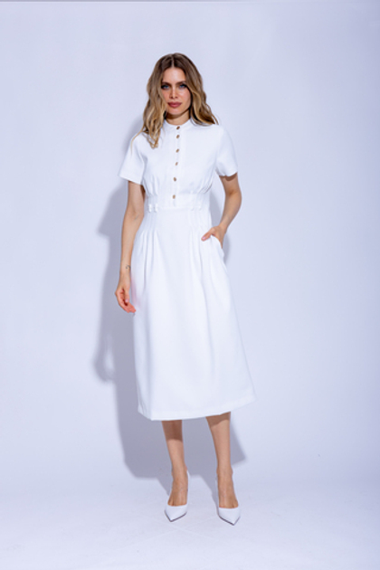 Женское изящное белое платье с пуговицами