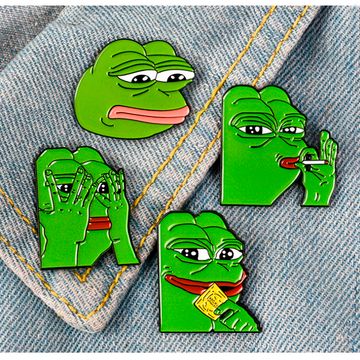 Пин на рюкзак и одежду. Лягушонок Пепе. Не подсматривай