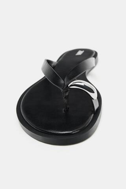 ZARA САНДАЛИИ НА ПЛОСКОЙ ПОДОШВЕ С МЕТАЛЛИЧЕСКОЙ ДЕТАЛЬЮ, ЧЕРНЫЙ