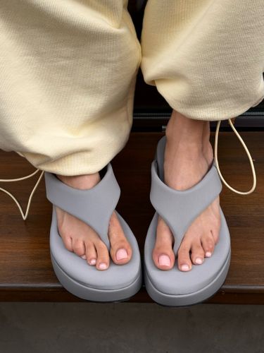 Серые вьетнамки на платформе