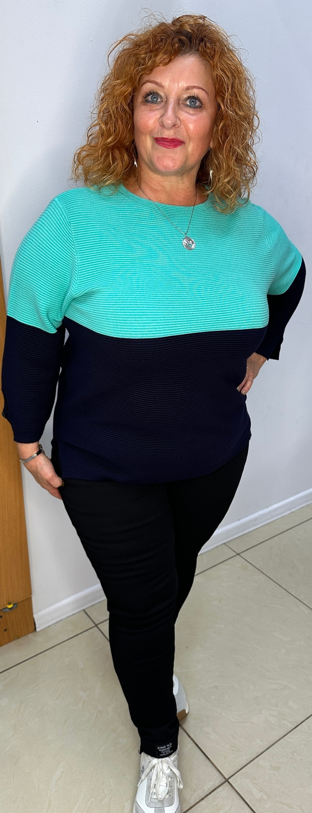 Джемпер комбинированной расцветки с бирюзовым верхом