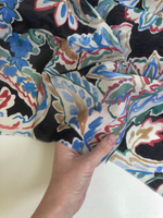 Плательная вискоза принт листья красный/голубой на черном С4