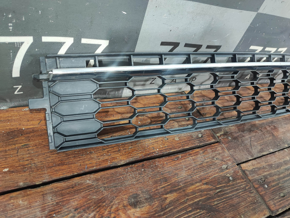 Решетка переднего бампера Skoda Rapid 1 17-20 Б/У Оригинал 5JA853677D