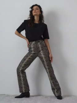 Брюки из экокожи в змеином принте хаки