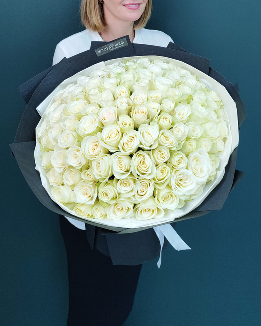 Роза белая 101 шт в чёрной упаковке(00368)