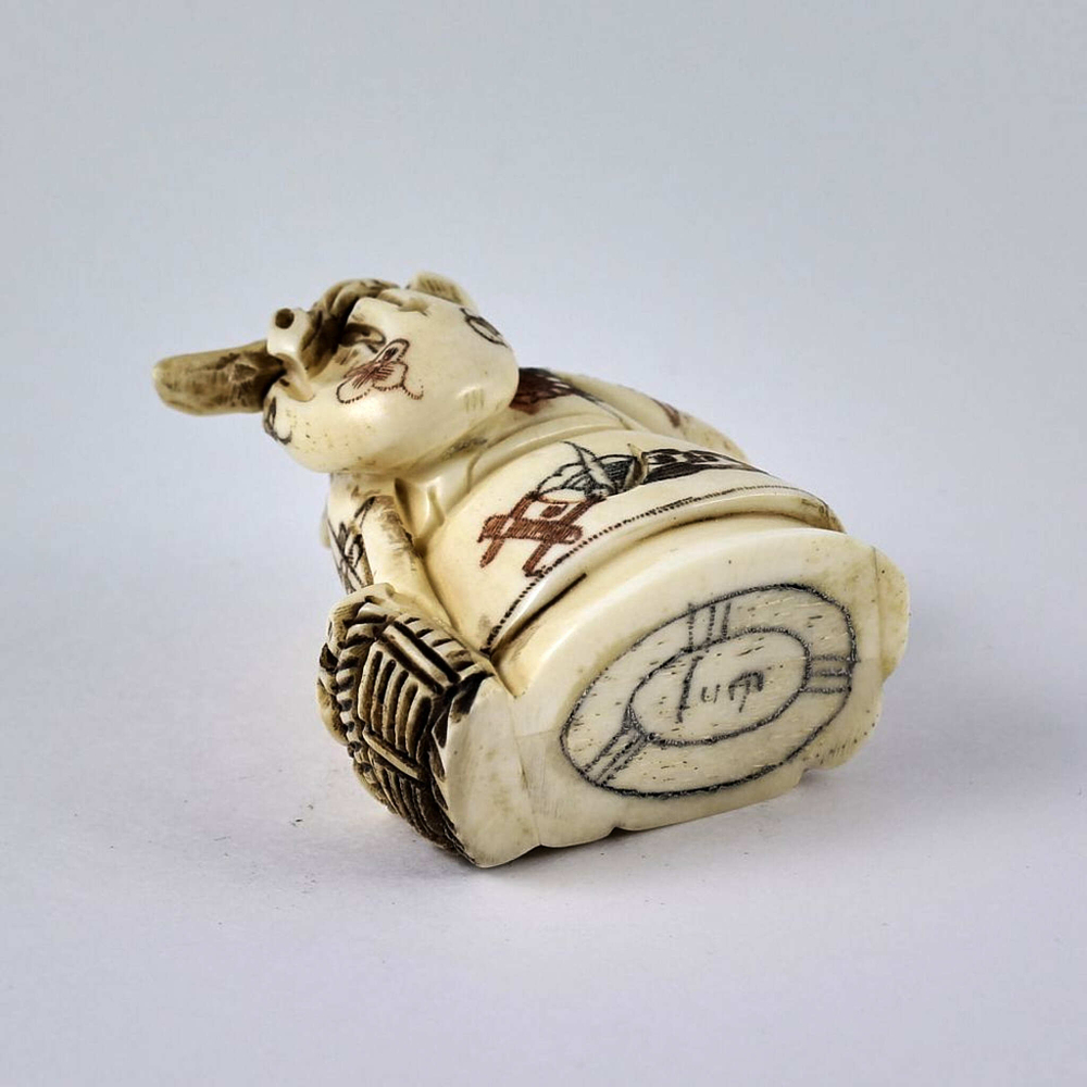 Нэцкэ Дзюродзин с посохом и корзиной рыбы