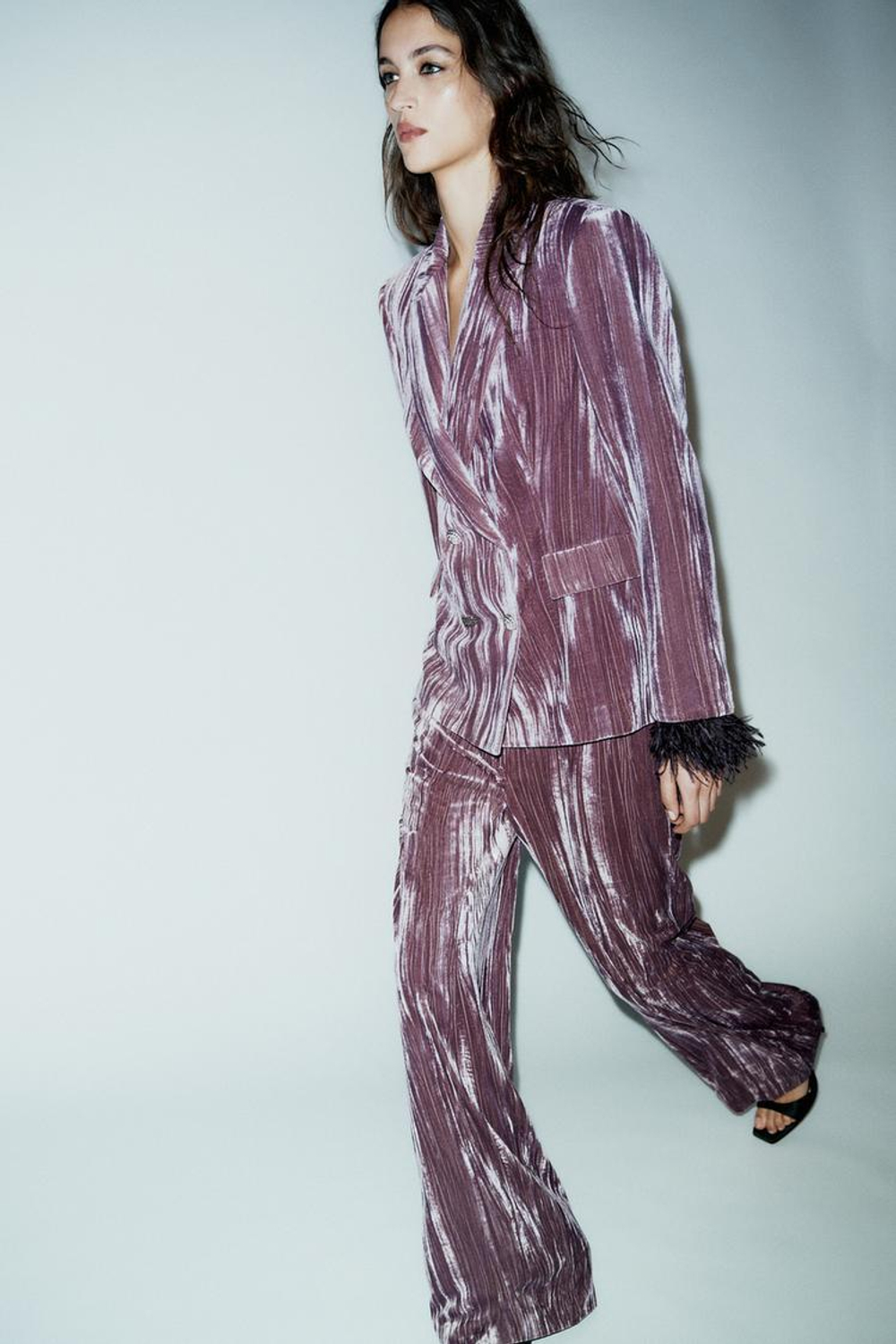 ZARA БЛЕЙЗЕР ИЗ БАРХАТА С ПЕРЬЯМИ, ЦВЕТ МАЛЬВЫ