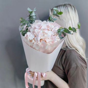 Букет с розовой гортензией и эвкалиптом