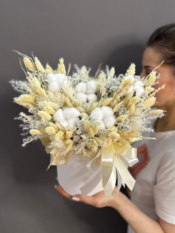 Композиция с сухоцветами в кремовой гамме