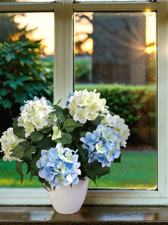 Искусственные цветы Гортензия бело-голубая густая 40см в белом кашпо