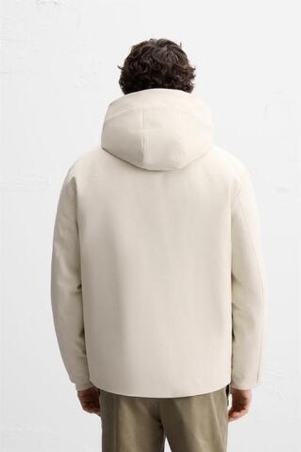 ZARA КУРТКА ИЗ ВЫСОКОТЕХНОЛОГИЧНОЙ ТКАНИ С КАПЮШОНОМ, ЖЕЛТОВАТО-БЕЛЫЙ