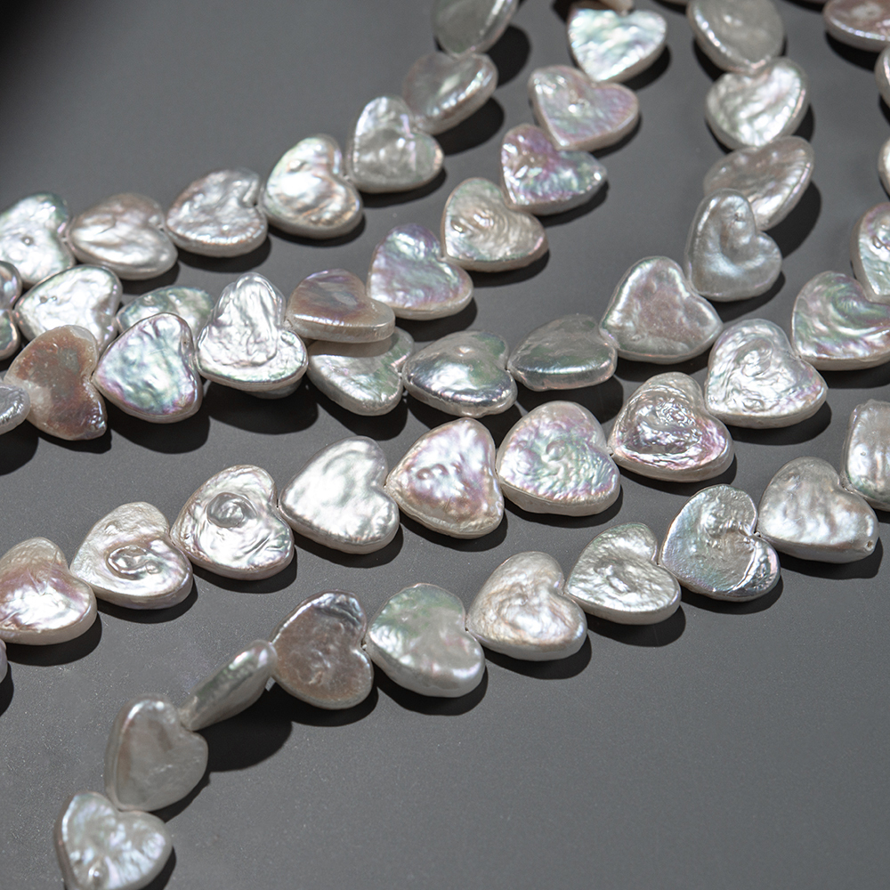 Жемчуг культивированный в форме сердца с продольным отверстием, 11мм, белый