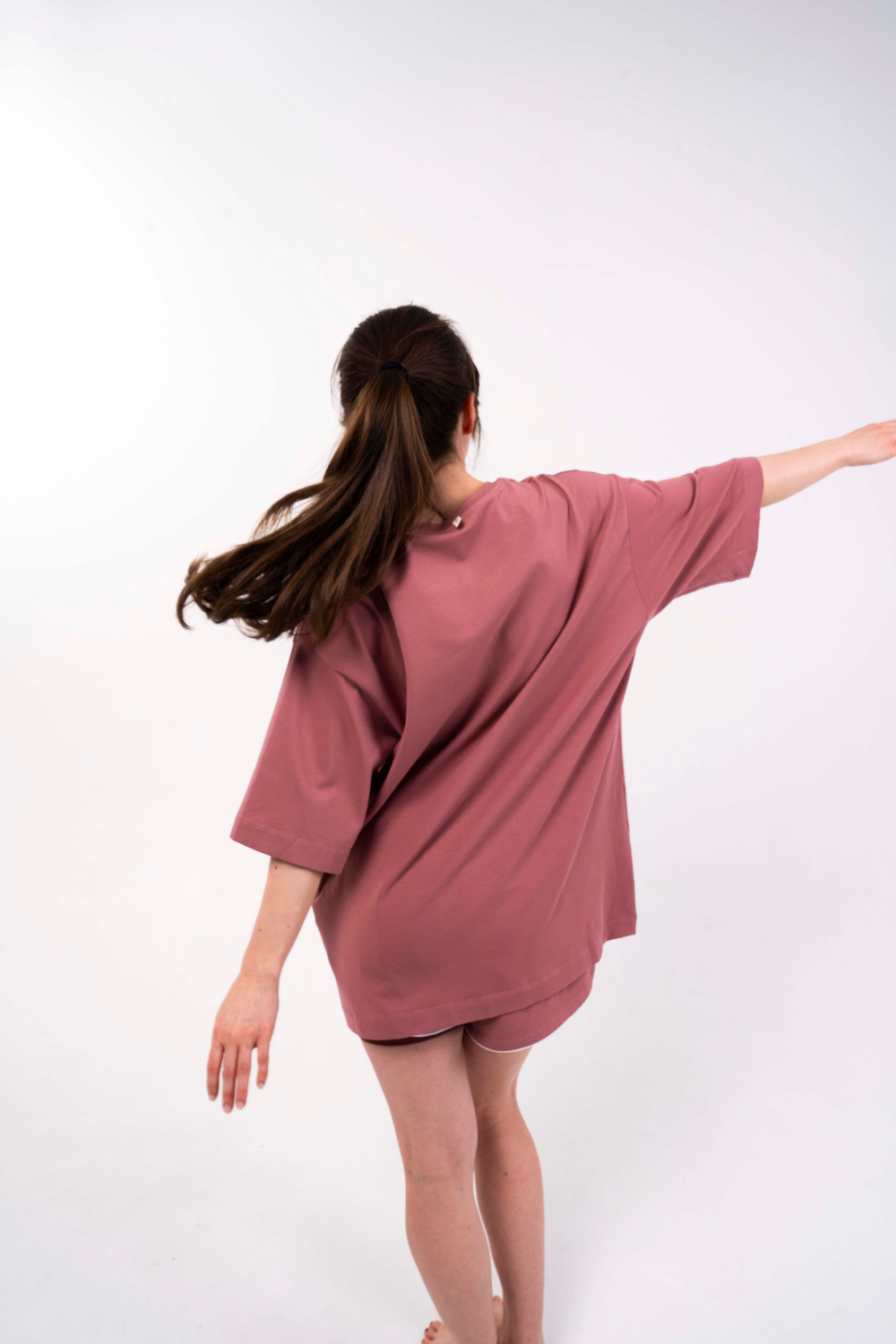 Оверсайз футболка со спущенным рукавом