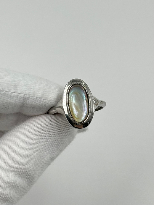 Кольцо с перламутровой вставкой Avon