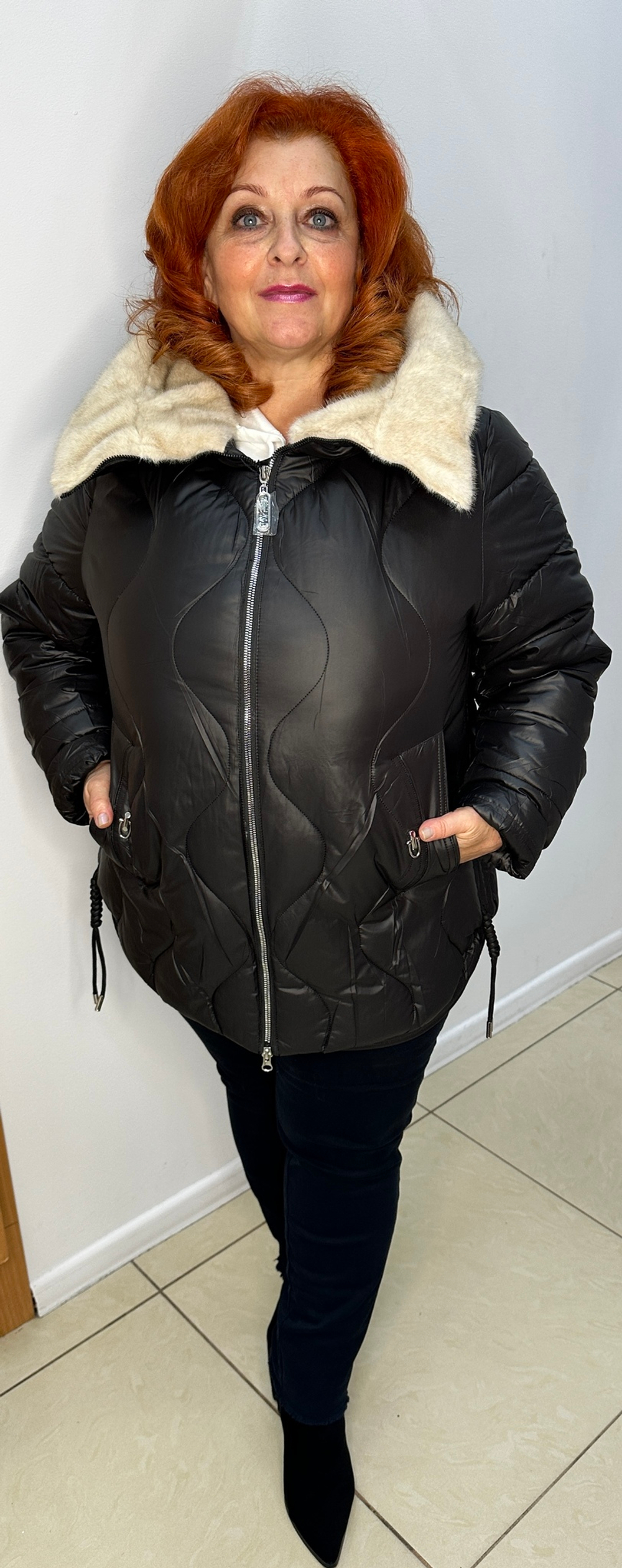 Черная куртка со светлой отделкой искусственным мехом