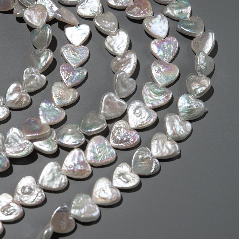 Жемчуг культивированный в форме сердца с продольным отверстием, 11мм, белый