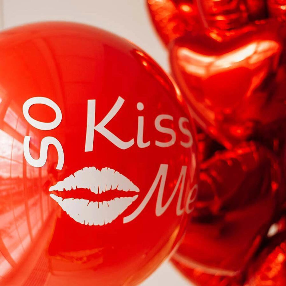 Композиция из шаров, Поцелуй меня!