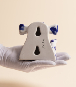 Крючок-скульптура — Пес с лапами, белый с синими пятнами | vaya.for.fun