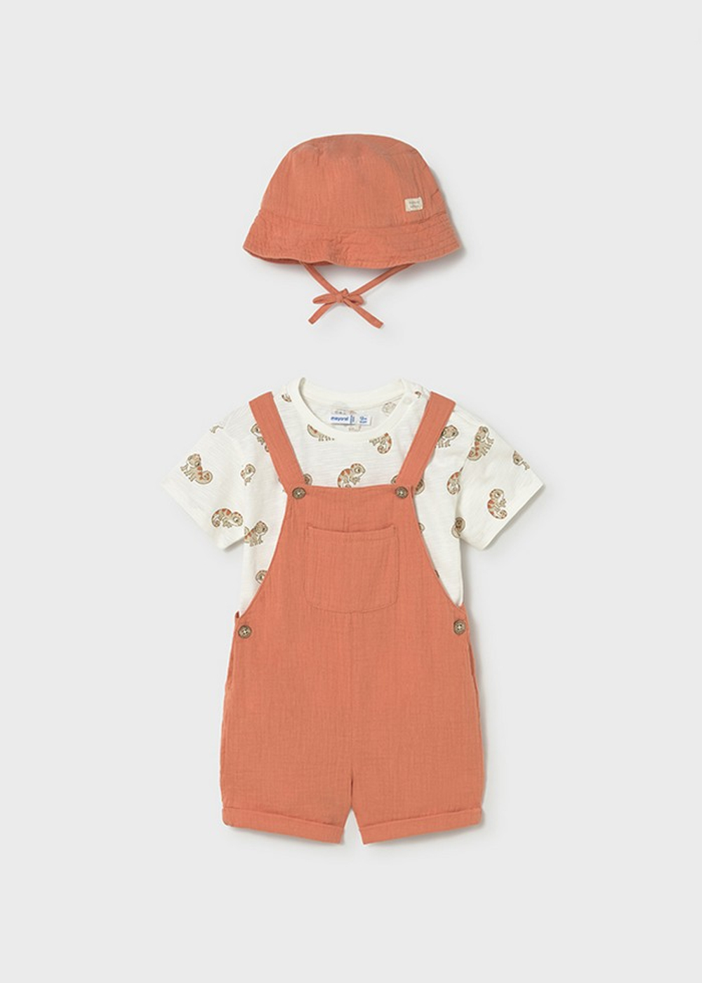 комбинезон с футболкой и панамкой