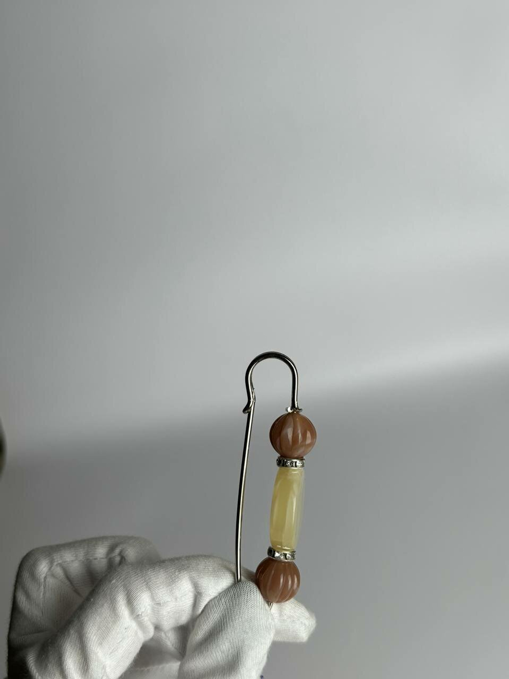 Булавка брошь "Янтарные камушки" для кардигана, пальто, платков, костюмов, одежды. Цвет  желтый