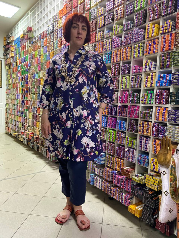 Рубашка-туника (лен 85%, вискоза 15%) с розовыми цветами цвет синий