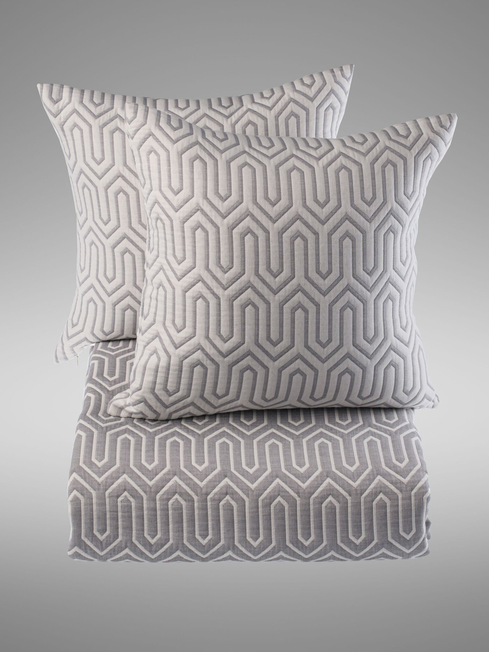 Покрывало 240х260 и 2 декоративные подушки 45х45 Claire Batiste Klee Greg серые