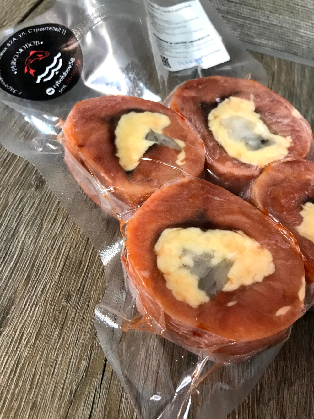 Рулет из форели с креветкой и сыром