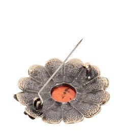AM- 957 Брошь «Хризантема с пчелкой» (латунь, янтарь)