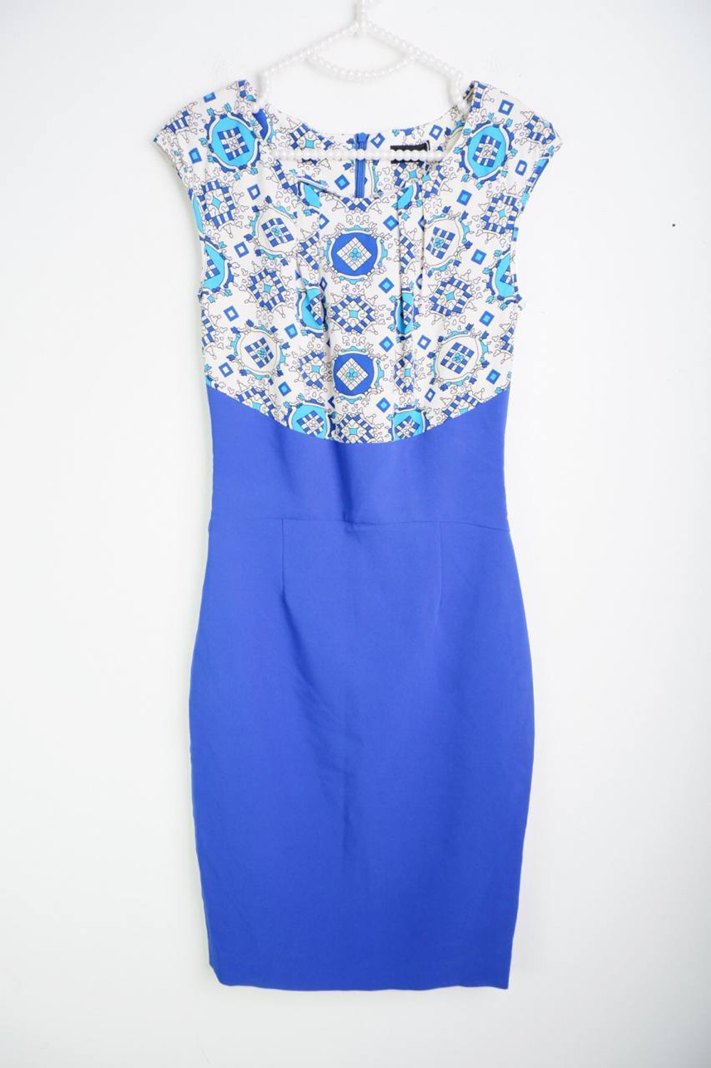 Платье Magda приталенное, визуально на 42 размер, новое