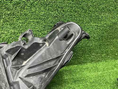 Стекло и корпус фары Toyota Camry xv70 (2017-2024)