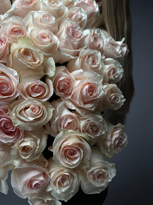 Букет из 35 нежно розовых роз под ленту