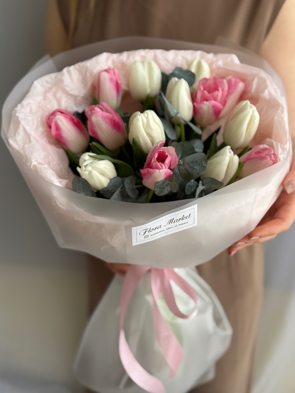 Весеннее сочетание белых, розовых тюльпанов и эвкалипта в объемном оформлении от Флора Маркет