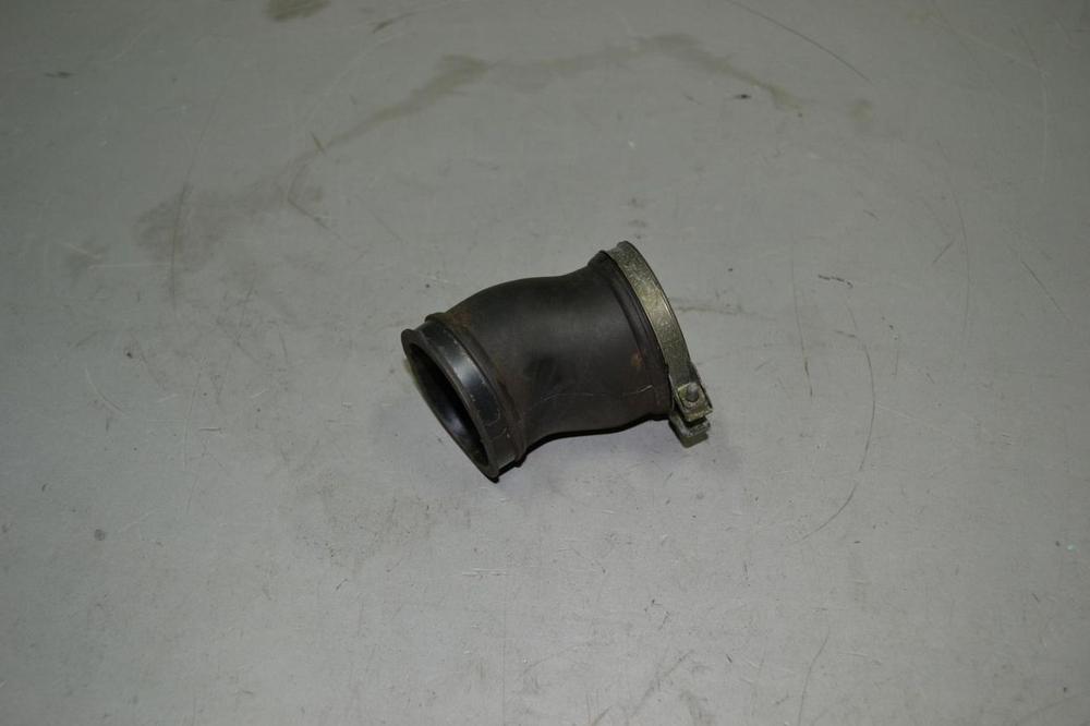 Патрубок Suzuki Skywave 650 CP51A 2005 13739-10G00 006193