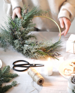 Рождественский венок на круглой металлической основе