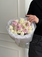 Букет из 19 белых тюльпанов и розовой маттиолы - S