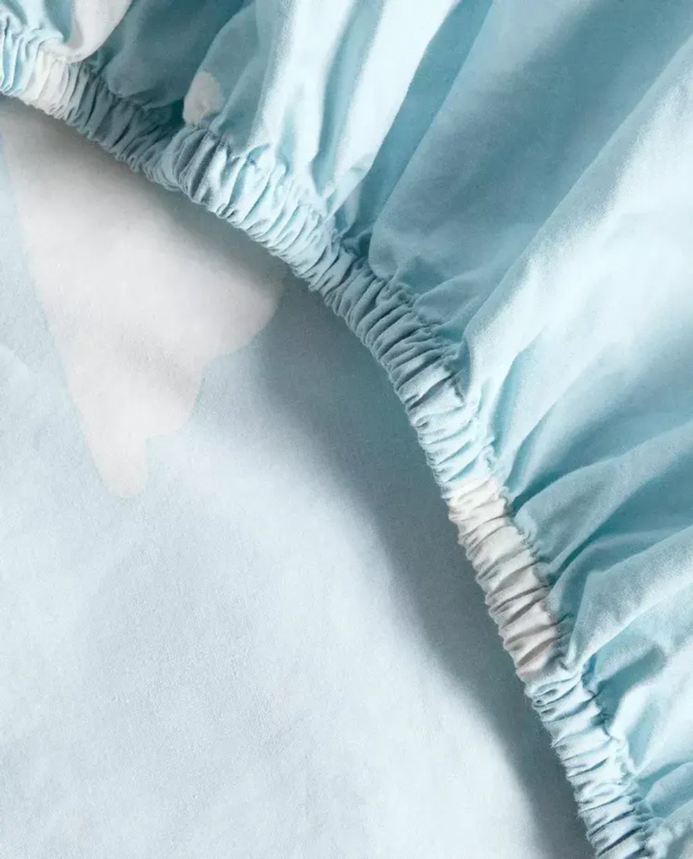 ZARA HOME ДЕТСКАЯ ПРОСТЫНЯ НА РЕЗИНКЕ С ПРИНТОМ, СИНИЙ