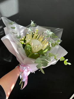 Букет-комплимент из протеи и эвкалипта