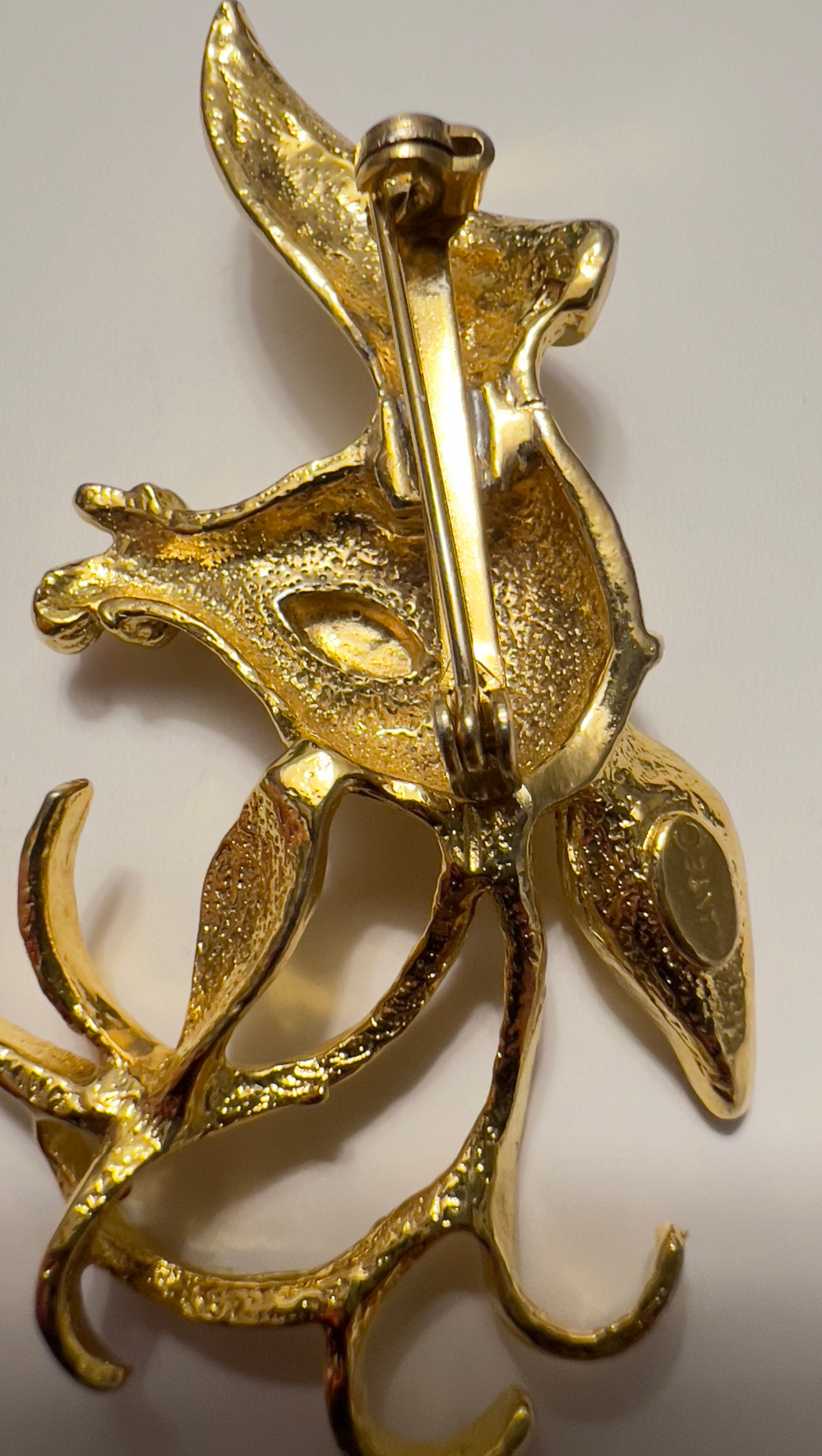 Новогодняя брошь олень с кристаллами Avante