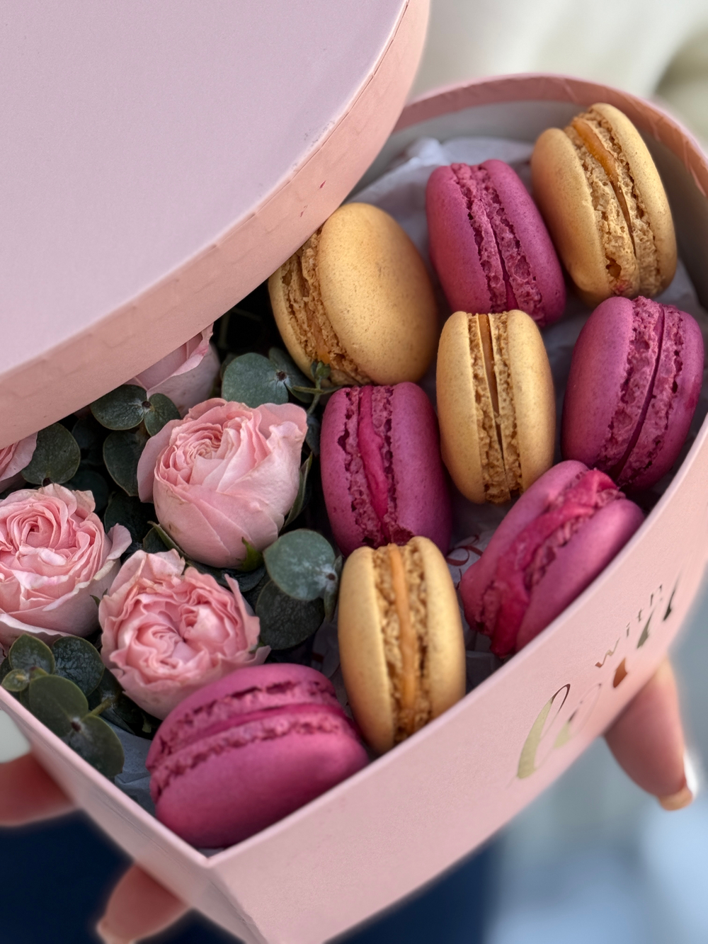 «Сердце» с пионовидными кустовыми розами, эвкалиптом и яркими макарунс от Флора Маркет, размер S