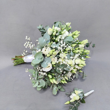 Букет невесты из белых эустом и бутоньерка